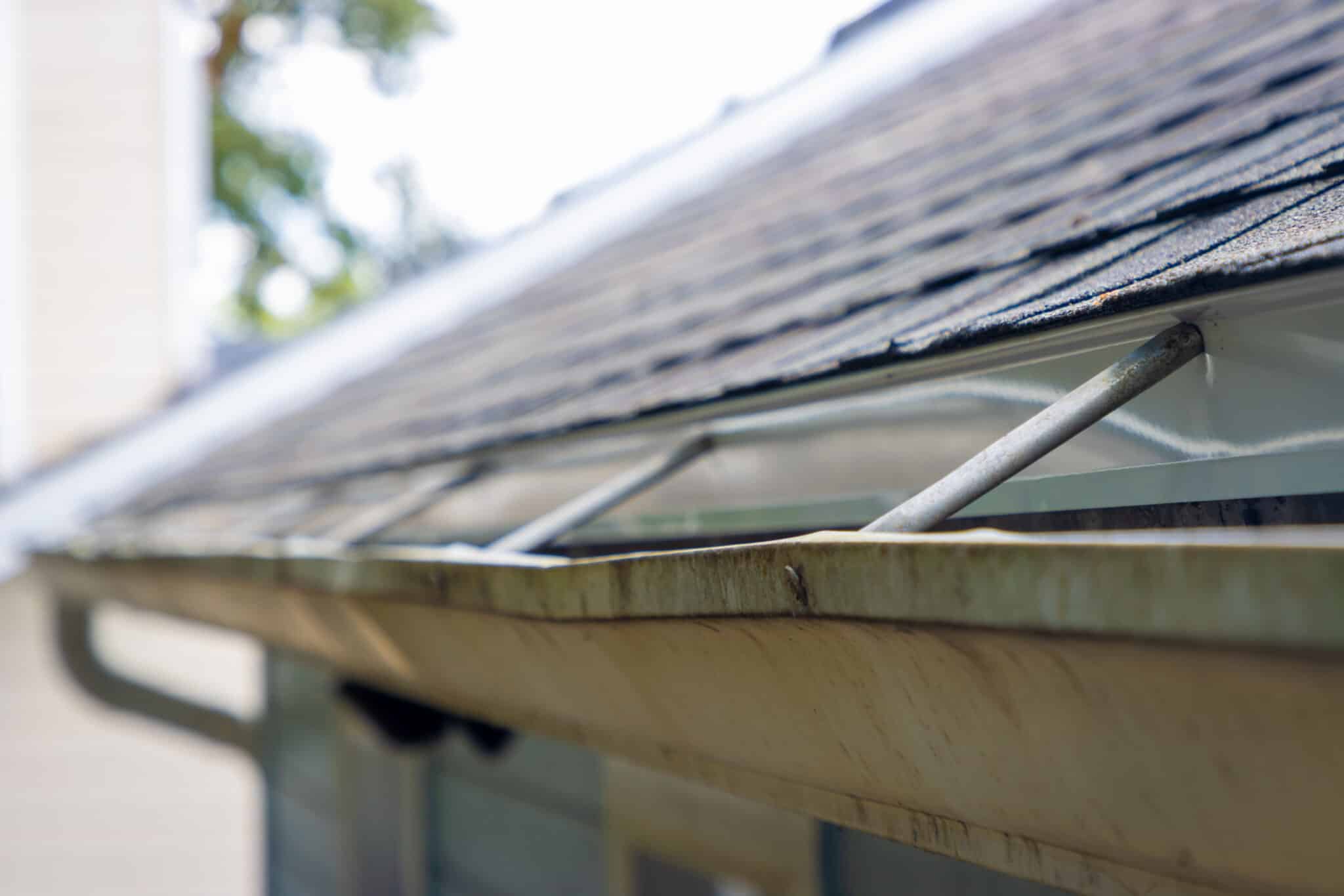 why do my gutters sag and how to fix sagging gutters